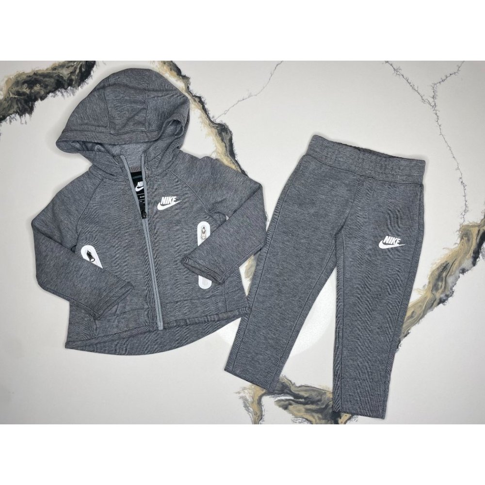 Nike Sportswear Gray Fleece Full-Zip and Jogger Set - Toddler size 2T
